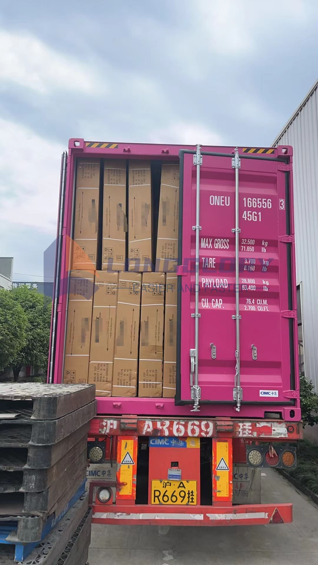 Echipament de fitness se încarcă în container