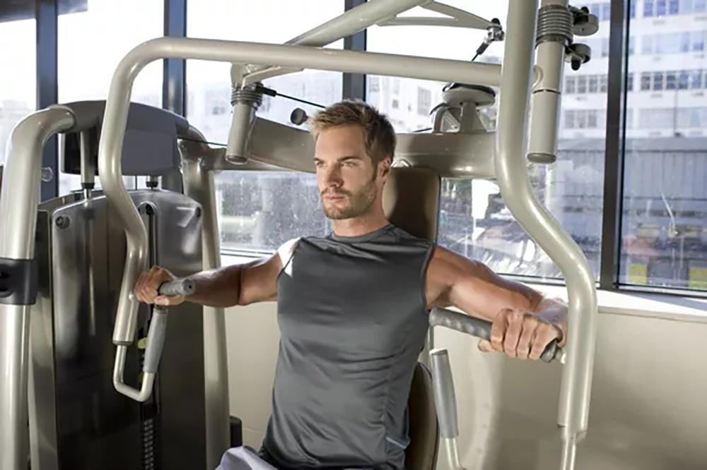 Echipament de fitness esențial pentru exersarea mușchilor pieptului - antrenor de împingere a pieptului așezat
