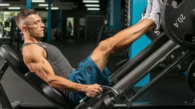 Ce echipament poate fi folosit pentru a antrena mușchii picioarelor? Care sunt cele mai bune exerciții de antrenament muscular pentru picioare?