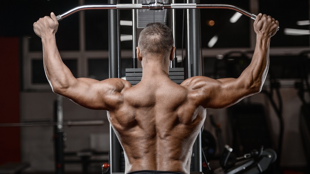 Cum se folosește mașina Lat Pulldown și Low Row
